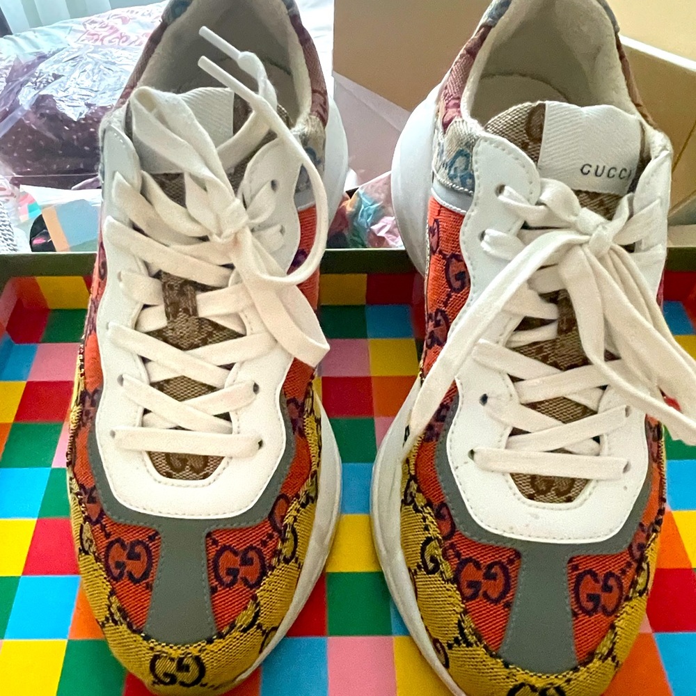 Gucci Sneakers 100% Authentic size 39/9